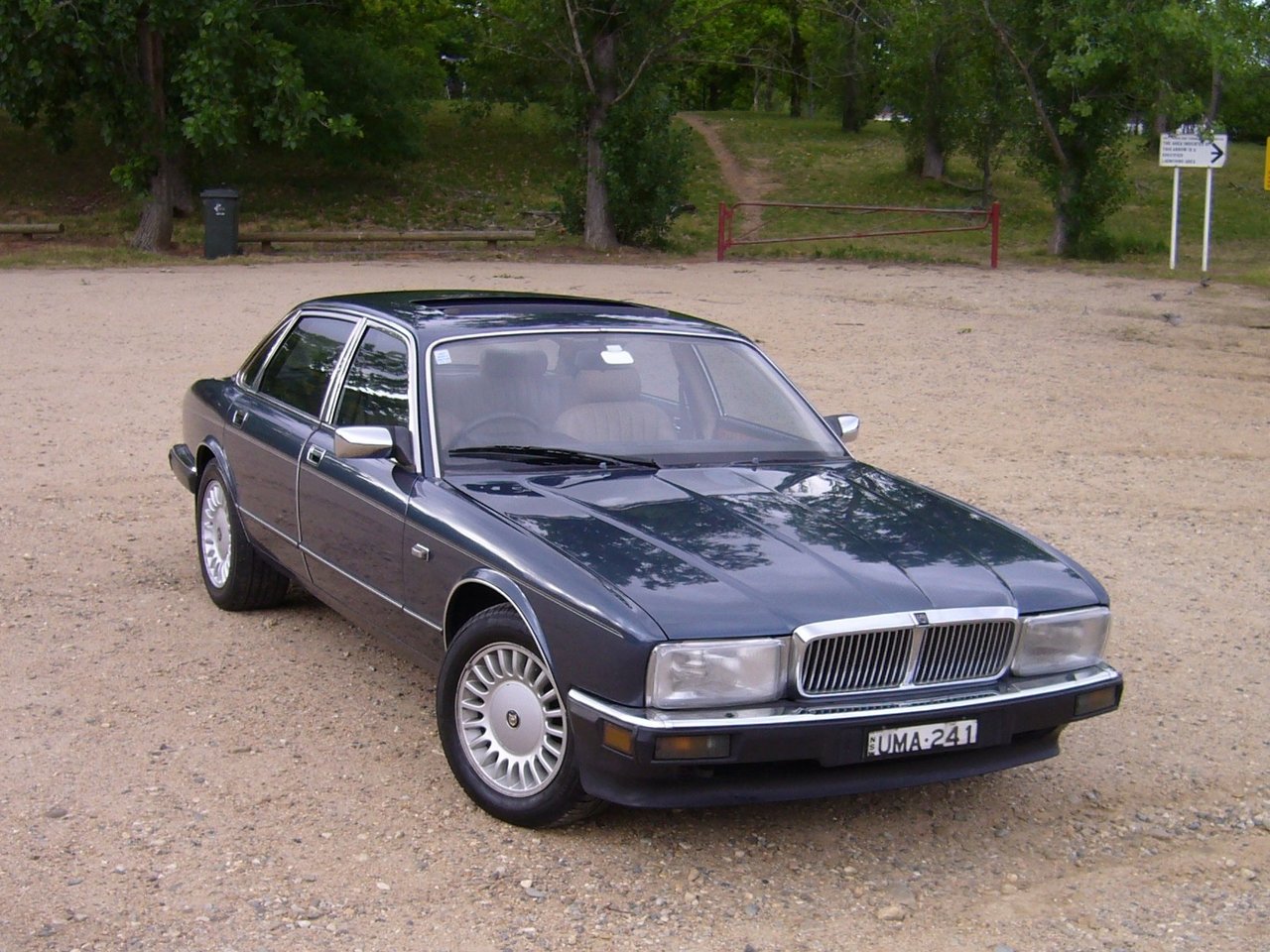 Daimler XJ40