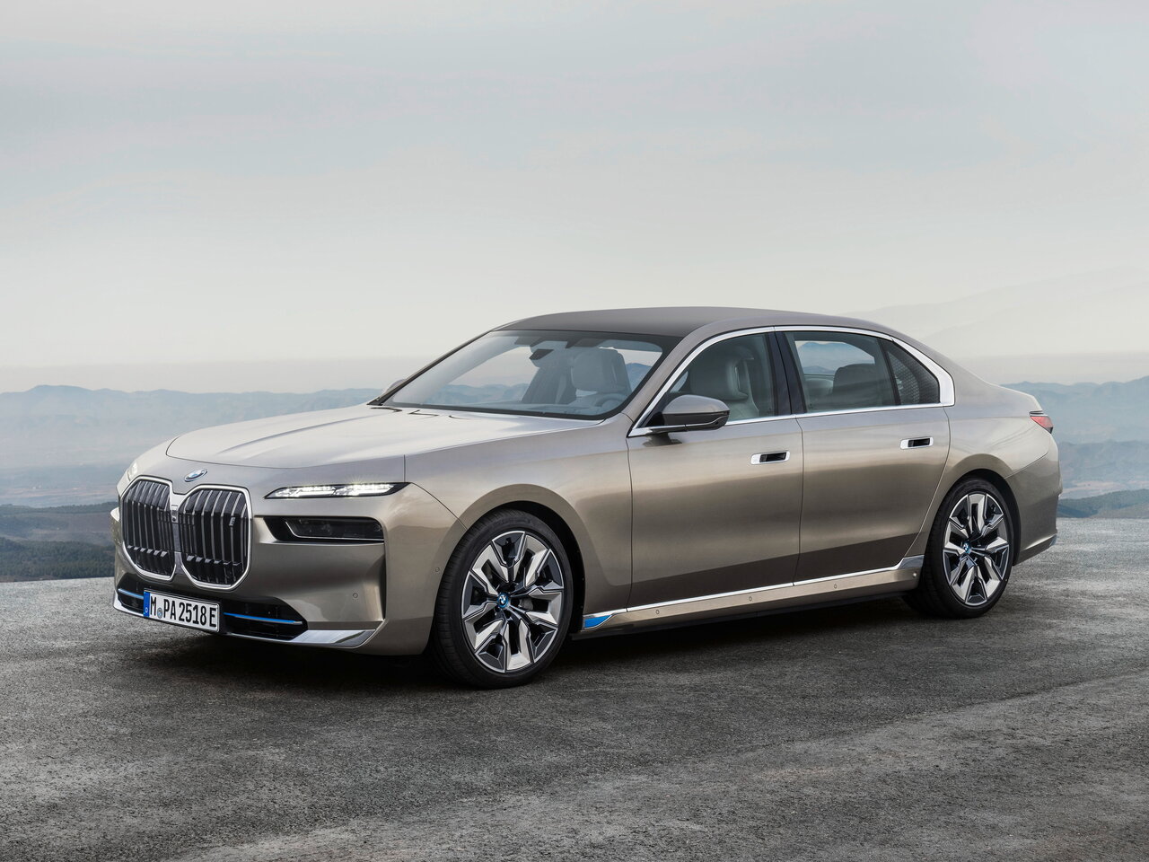 BMW i7